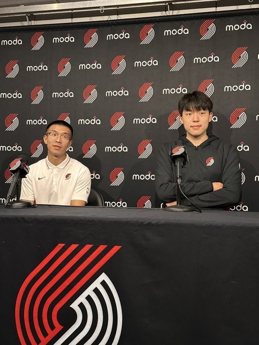 來了來了！楊瀚森出席媒體日&姿態(tài)很放松 和翻譯一起接受采訪