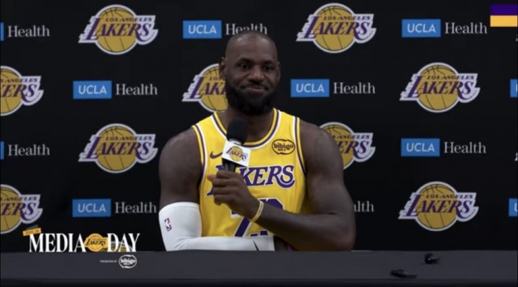 詹姆斯：我會(huì)和妻子女兒共同決定還要打多久 和東契奇等隊(duì)友無(wú)關(guān)