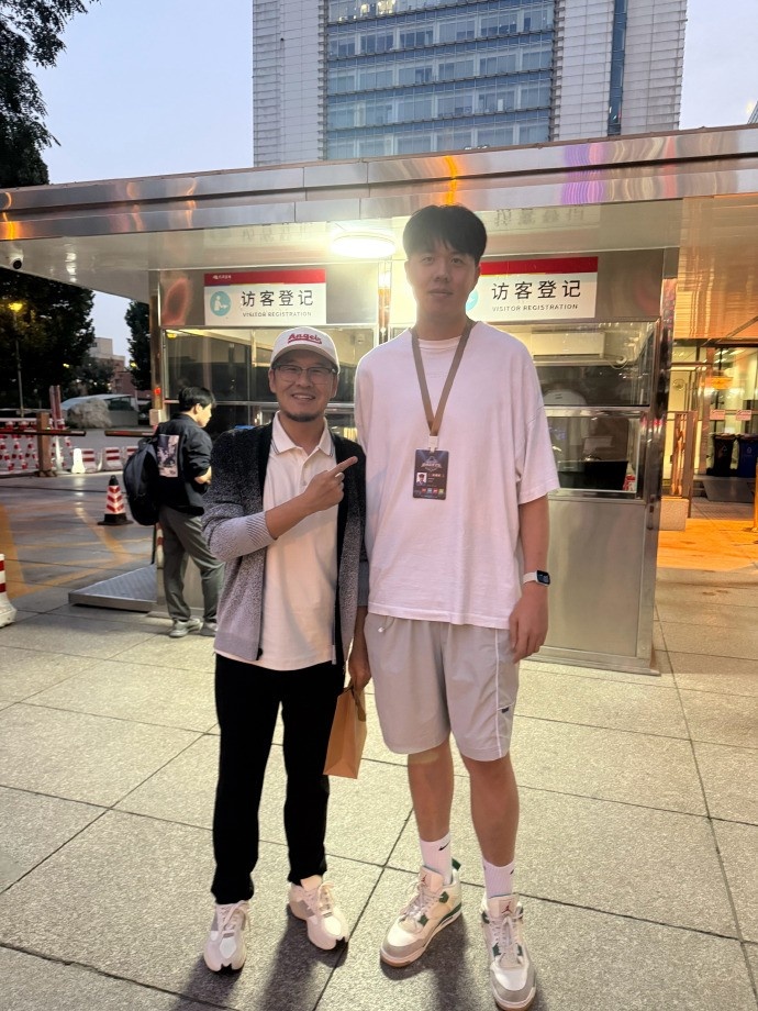 楊毅曬和大郅兒子合照：和他爸聲音一模一樣 不同點是小伙有微信