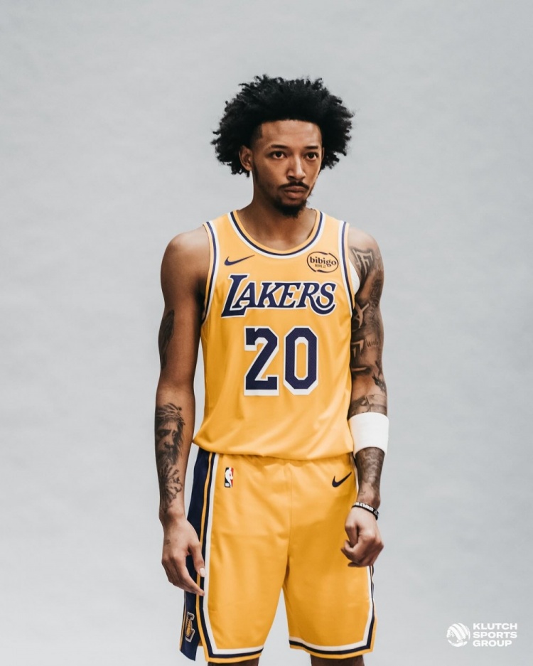 這才簽約12個(gè)小時(shí)！小尼克-史密斯曬身穿湖人新球衣定妝照