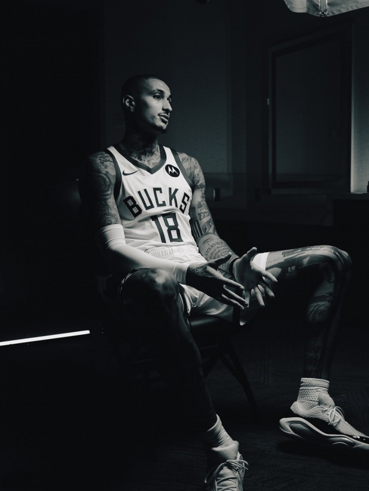 又一個國產(chǎn)品牌代言人？庫茲馬媒體日上腳國產(chǎn)球鞋！