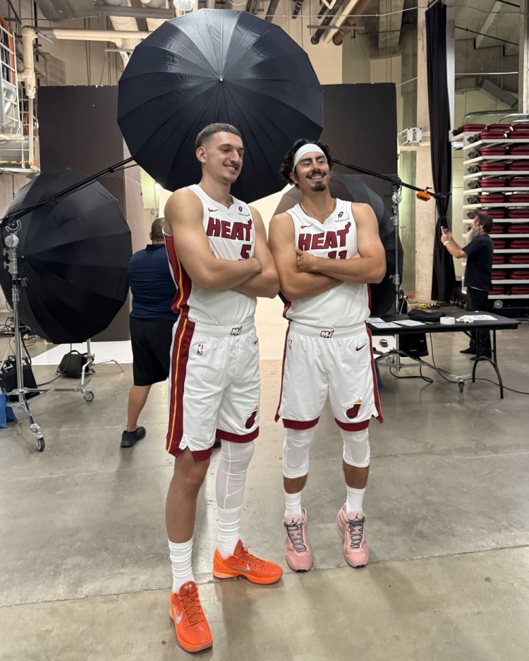 哈克斯與約維奇合影瘋狂踮腳！約維奇：他永遠不可能和我一樣高！