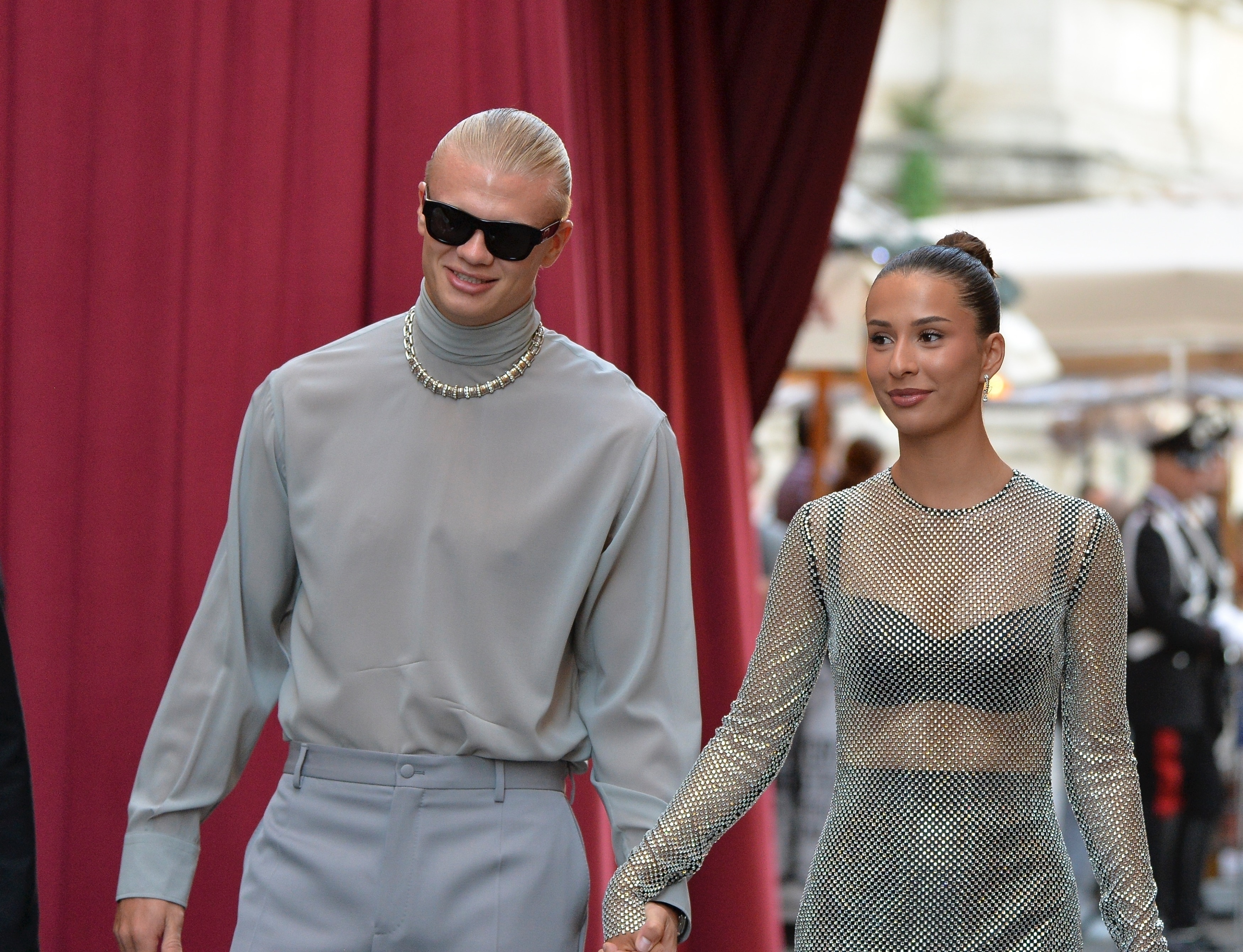 甜??哈蘭德談女友：一開始她先給我發(fā)信息；晚上我做飯她玩游戲