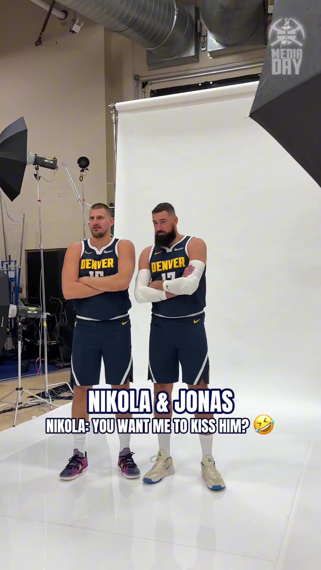 暗生情愫？約基奇靠著瓦蘭肩膀合照：要我親他嗎？然后嬌羞捂臉