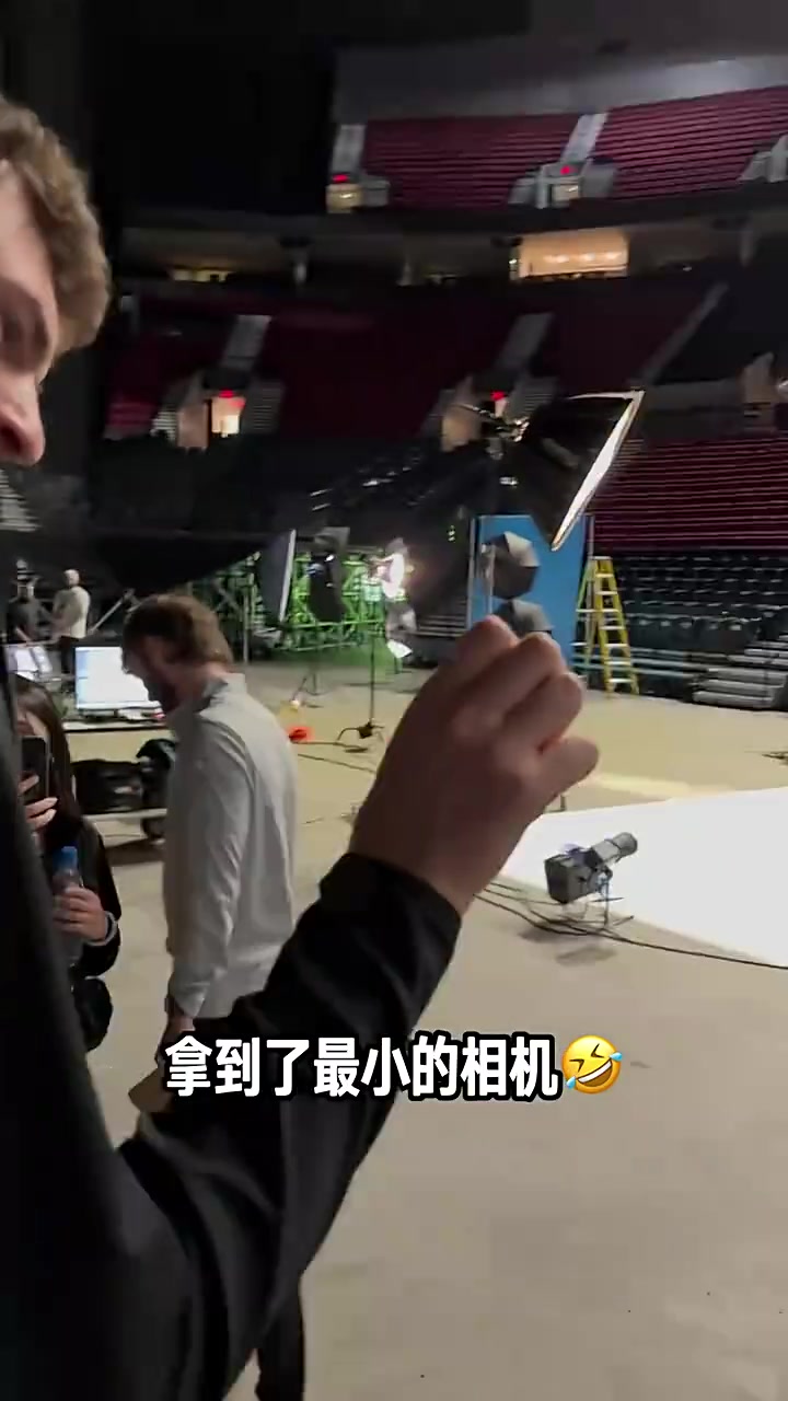 哈哈！新賽季媒體日克林根和楊瀚森拿著微型相機(jī)互拍