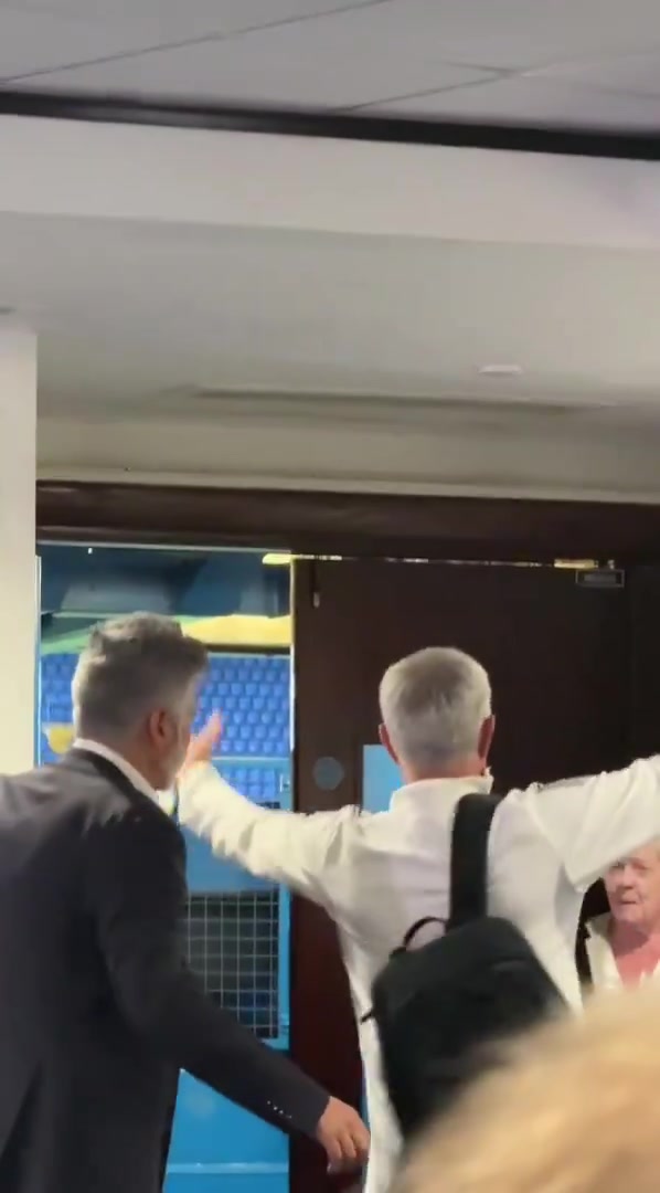 溫情時刻！發(fā)布會結(jié)束后穆里尼奧擁抱切爾西老員工，全場響起掌聲