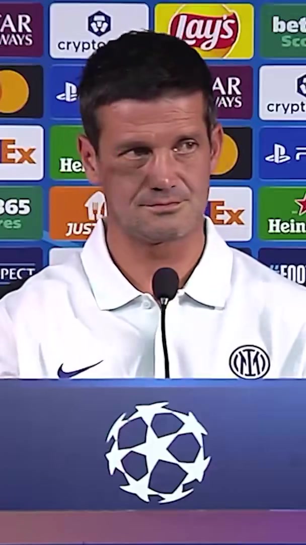 嚇成表情包??發(fā)布會耳機(jī)突然發(fā)出雜音，國米主帥齊沃被嚇一跳