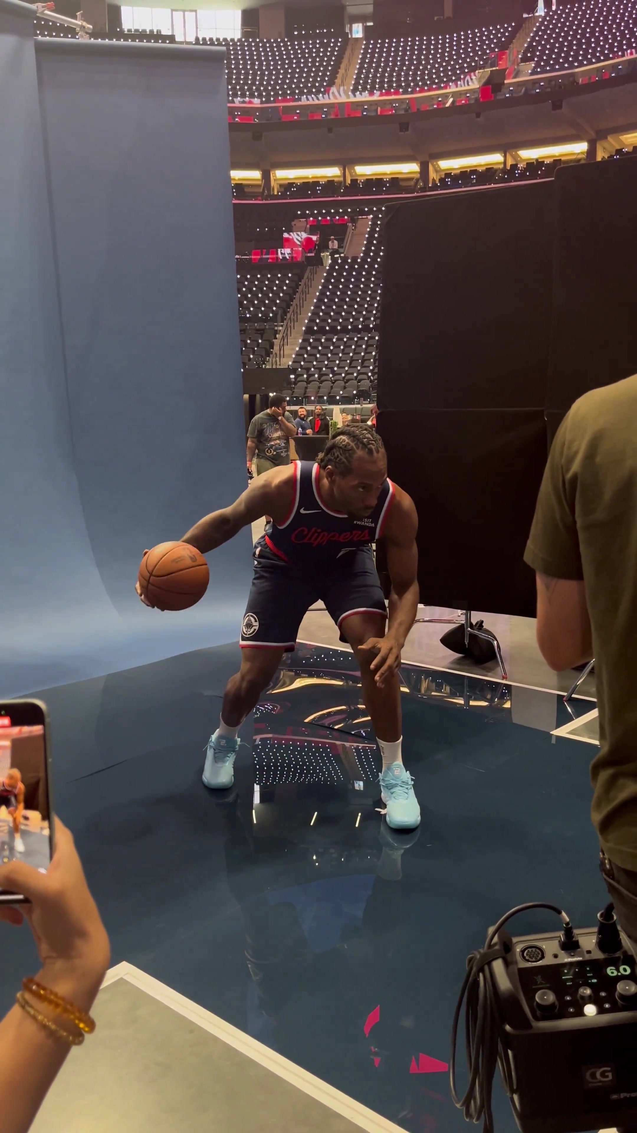 不受陰陽合同風波影響！萊昂納德出席快船媒體日 擺造型拍定妝照