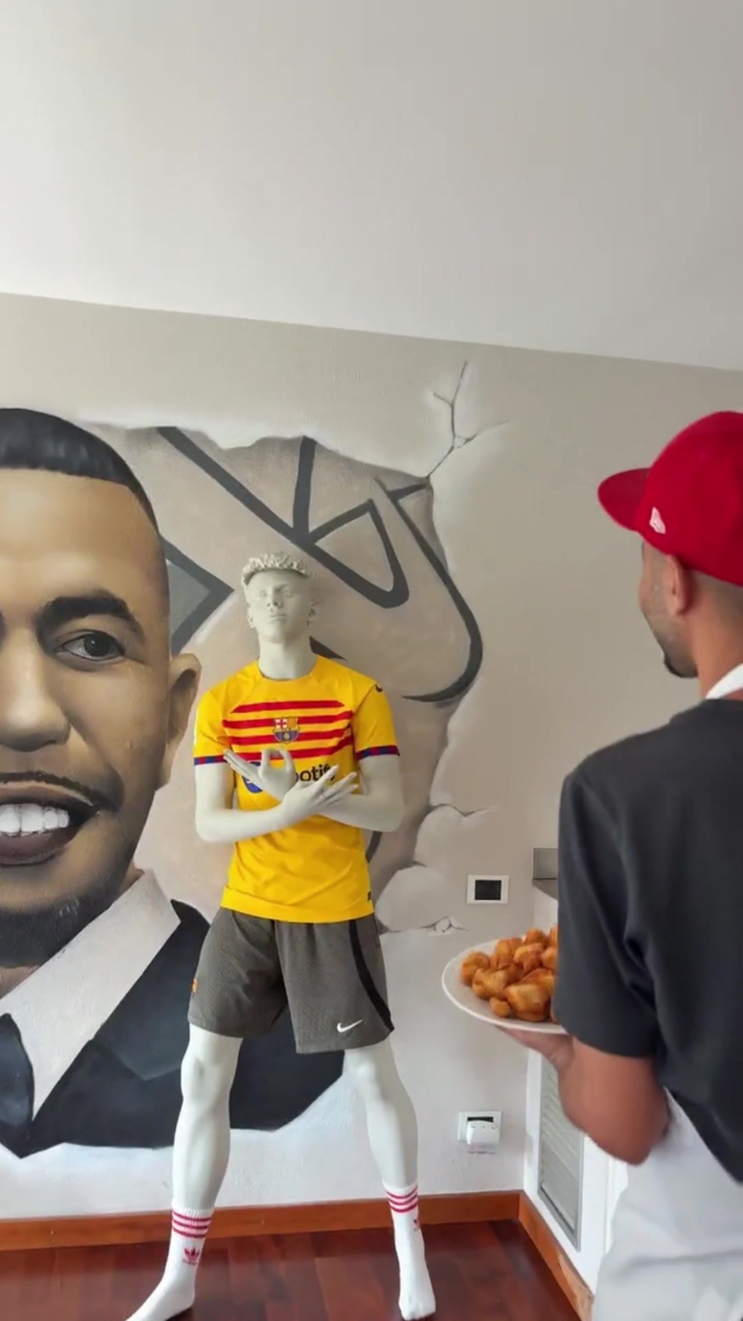 ??亞馬爾父親家里有個兒子慶祝的模型，親了一口說“爸爸愛你”