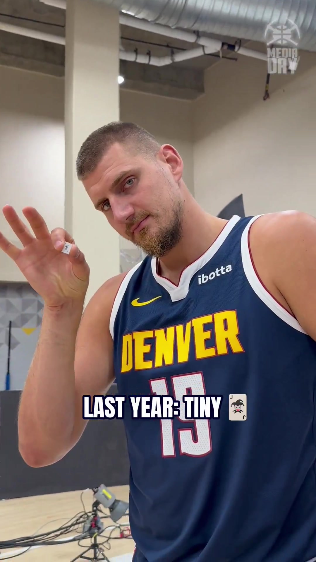 整活達(dá)人！新賽季自己從小王變大王 約基奇定妝照?！按笈啤? 
                                                 class=