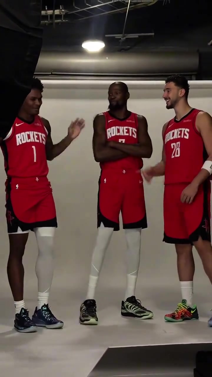 ??火箭三巨頭拍攝定妝照 杜蘭特談笑間將C位讓給阿門