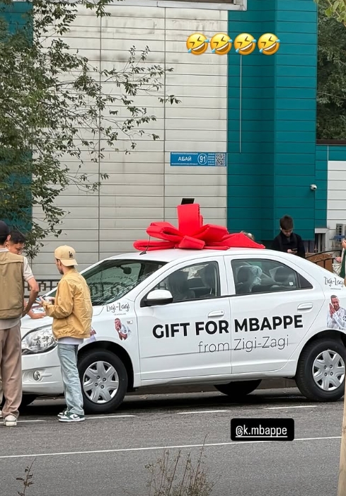 機(jī)會(huì)難得，凱拉特球迷準(zhǔn)備了一輛車想送給姆巴佩??