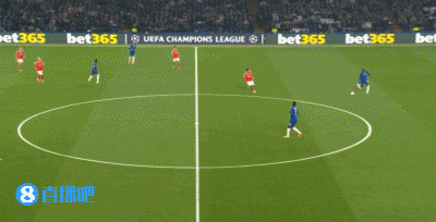 特殊的一個(gè)！切爾西球迷起立鼓掌致敬穆帥，穆里尼奧揮手回應(yīng)