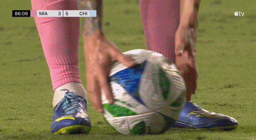 怒了??梅西罰任意球與裁判起爭(zhēng)執(zhí)，數(shù)次擺球+頻頻揮手+指指眼睛