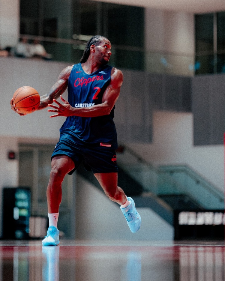 全力出擊！快船訓(xùn)練營(yíng)首日照片：“燈泡組合”同框 小卡&比爾在列