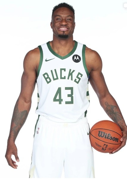 重返雄鹿！字母哥哥在社媒曬出定妝照：生涯第十三個(gè)篇章