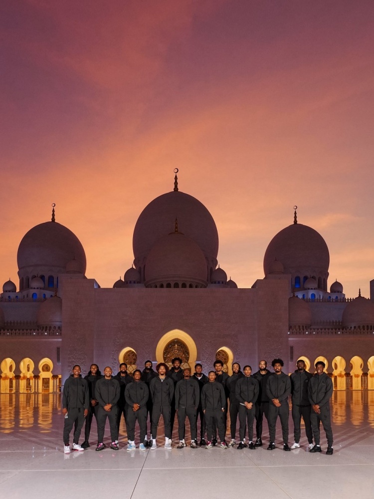 到此一游！76人曬全隊在阿布扎比地標謝赫扎伊德清真寺合照！
