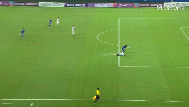 暴怒！阿蘇埃搶出單刀被絆倒，裁判未判給申花點(diǎn)球