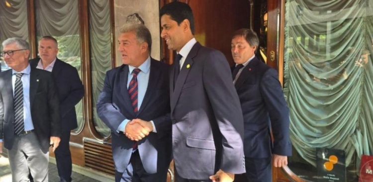 世體：俱樂部之間關(guān)系明顯好轉(zhuǎn)，拉波爾塔和納賽爾賽前共進(jìn)午餐