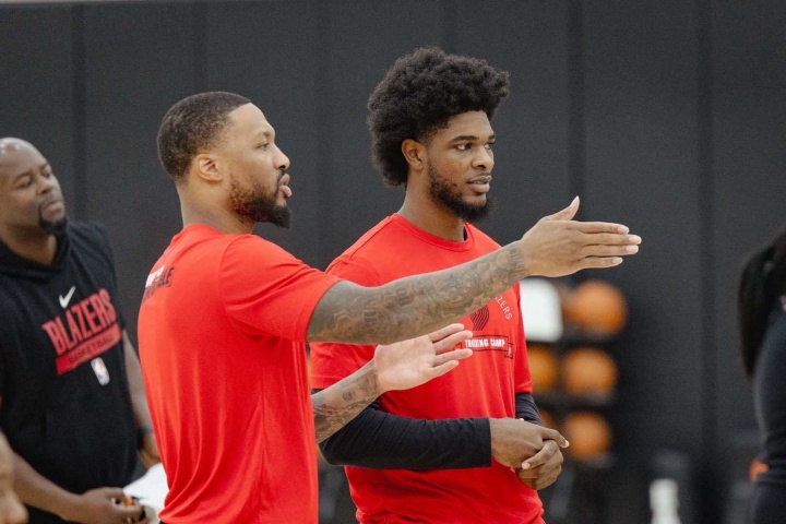 傳承！利拉德出席開拓者訓(xùn)練營(yíng) 向亨德森言傳身教！