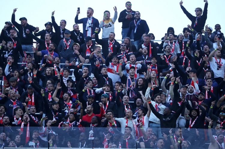 法媒：巴黎球迷大巴半夜在高速上拋錨，80人被困數(shù)小時