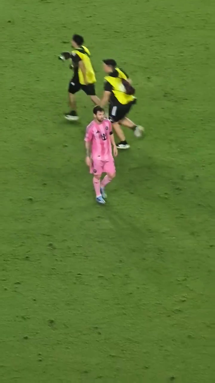 跟隊(duì)記者：輸球后梅西沒有與任何人打招呼，直接返回了更衣室