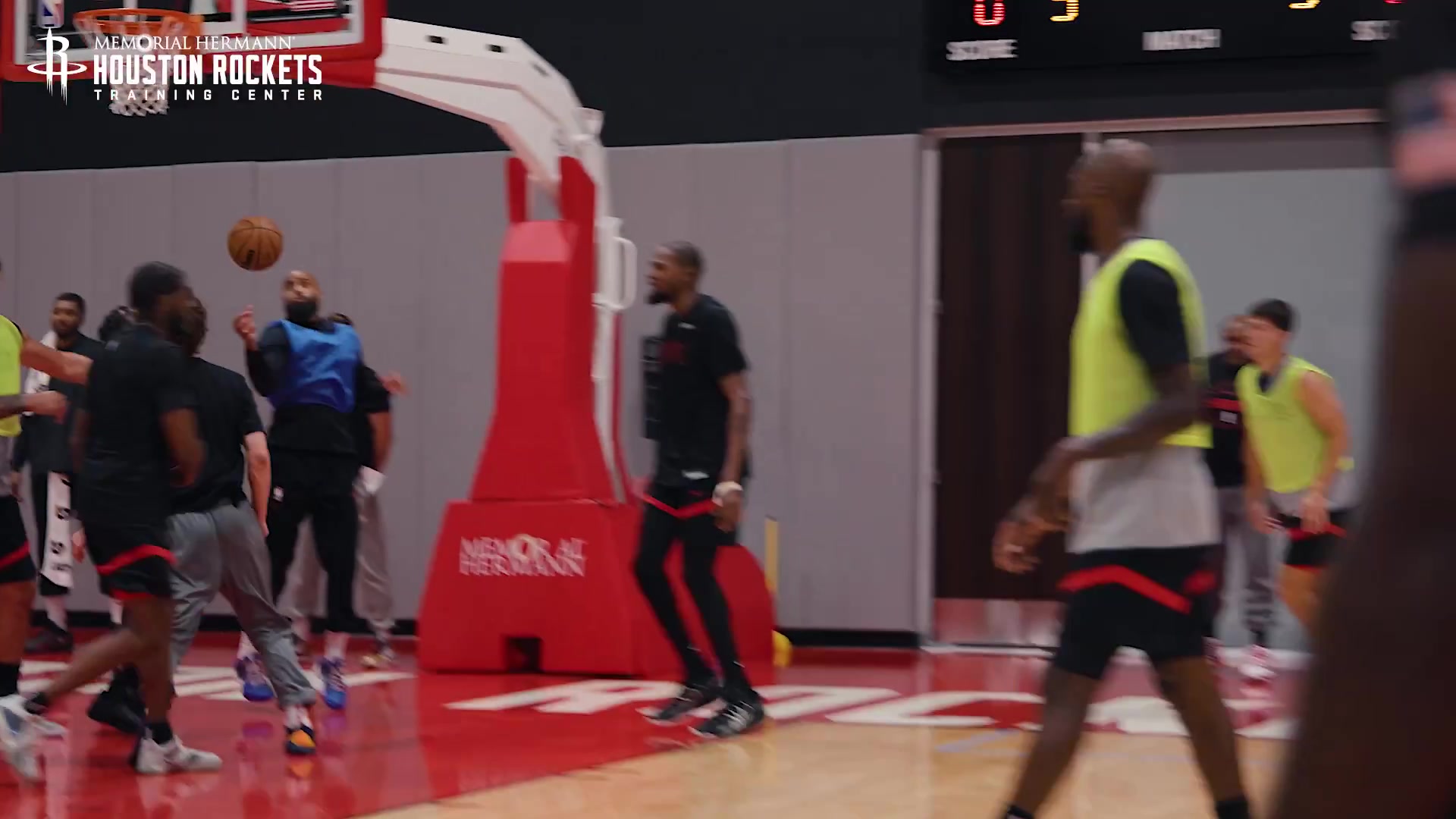 新賽季看你了？火箭訓(xùn)練：謝潑德單打杜蘭特 在其長臂干擾下拋進(jìn)