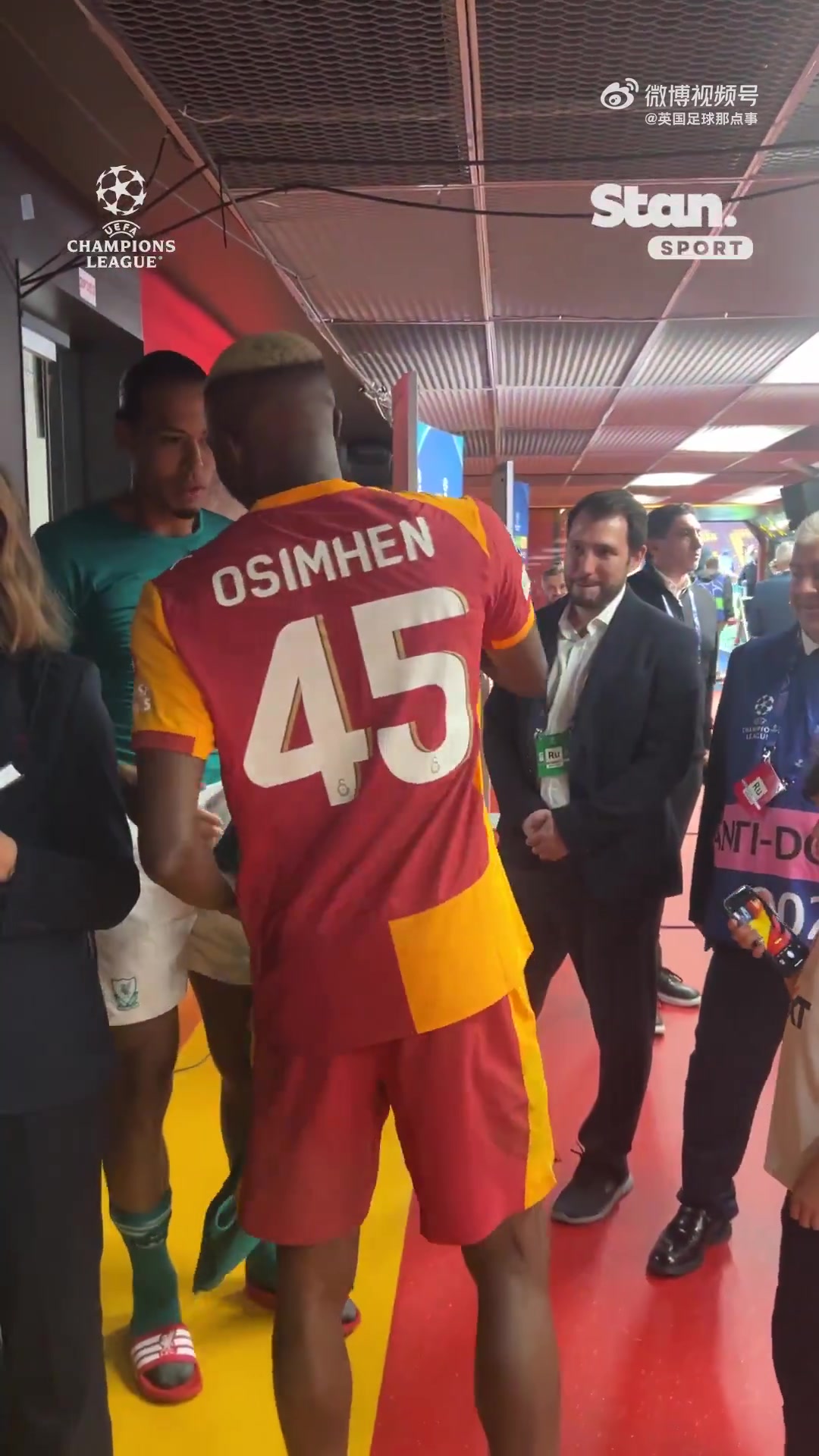 打入制勝球的奧斯梅恩和范迪克交換球衣????