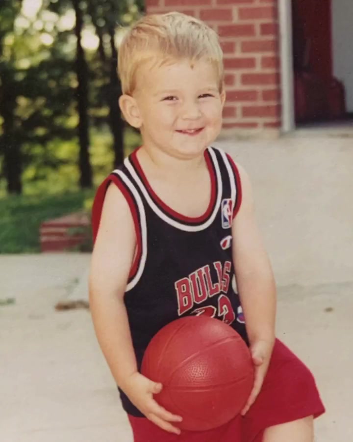 湖人全隊(duì)猜兒時(shí)照片 詹姆斯表示猜不中 東契奇一把猜中里夫斯