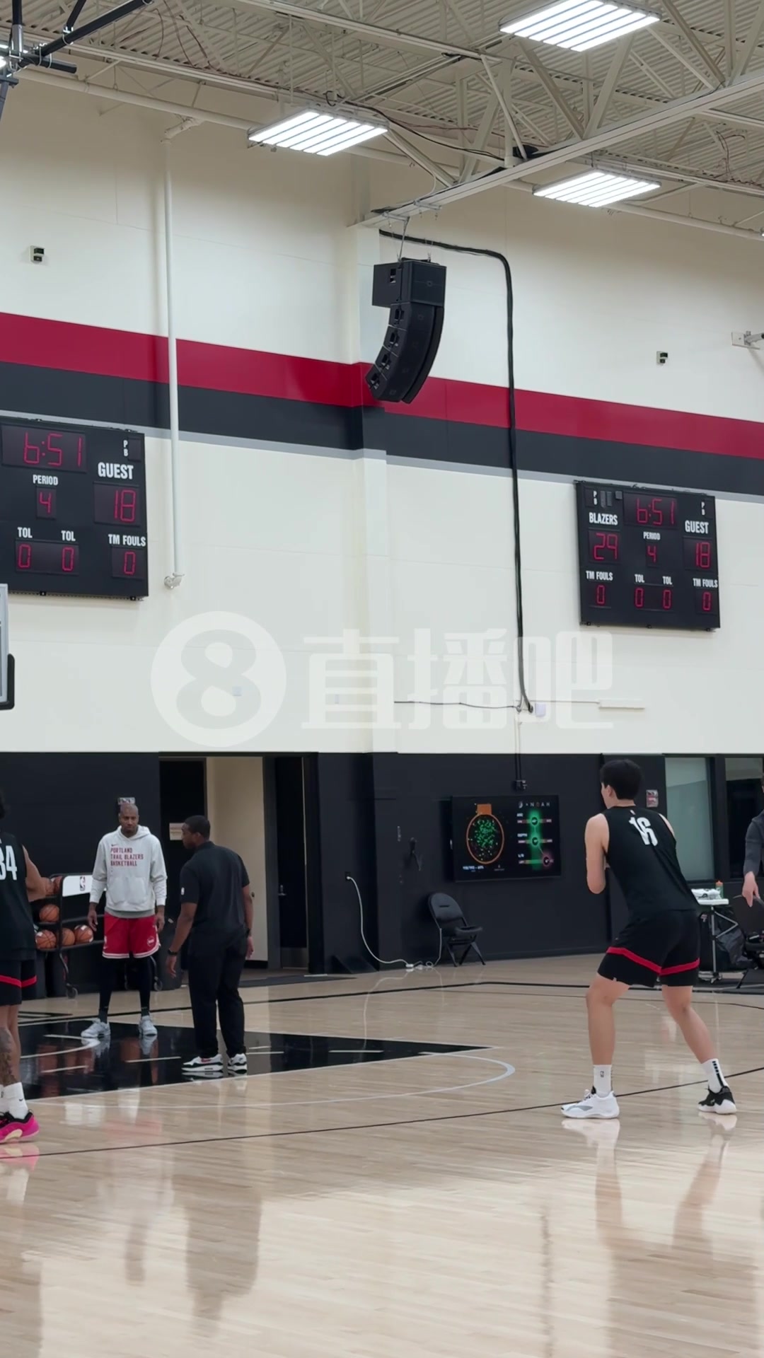 今天練三分球??小吧現(xiàn)場(chǎng)直擊楊瀚森訓(xùn)練 與前青島外援里斯一組