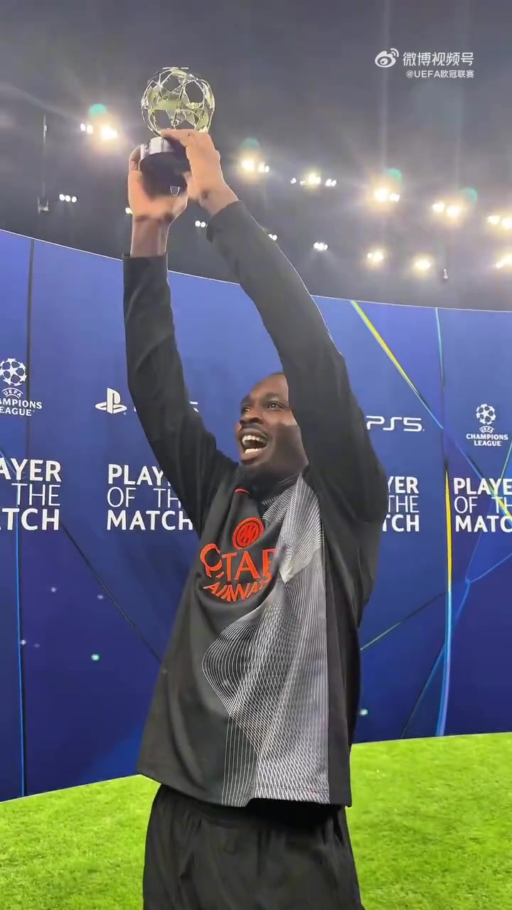 玩砸了??小圖拉姆把玩MVP獎(jiǎng)杯，擺在頭頂雜耍不小心摔在地上