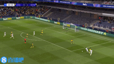 伊蘭加禁區(qū)內(nèi)被犯規(guī)倒地造點(diǎn)，戈登主罰點(diǎn)球破門