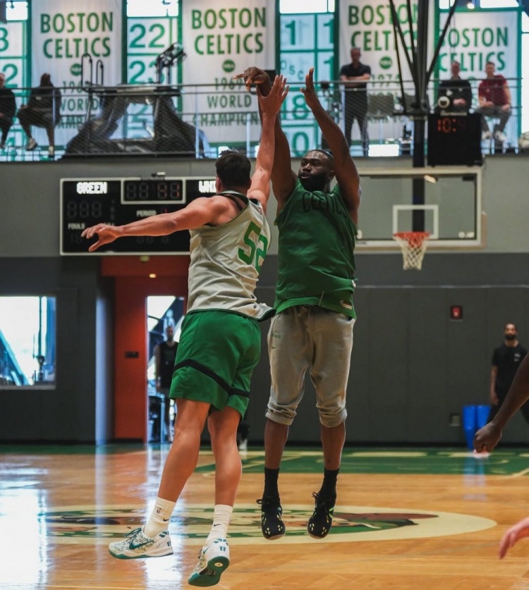 他太想打球了！綠軍自媒體曬圖：杰倫-布朗跳投 塔圖姆暗中觀察