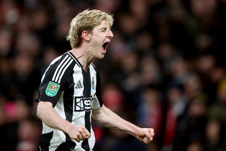 戈登成第三位歐冠單場(chǎng)進(jìn)倆點(diǎn)球的英格蘭球員，另兩位是魯尼和凱恩