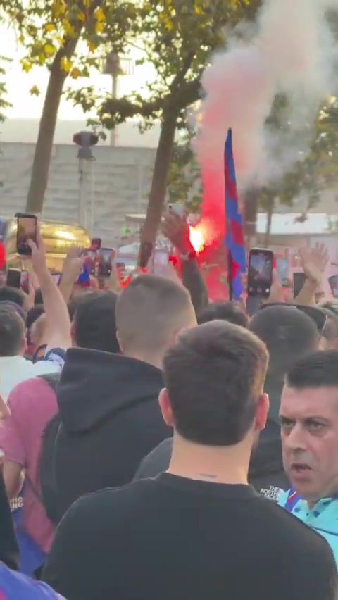 火藥味！巴薩球迷在球場外聚集，高喊辱罵巴黎的口號