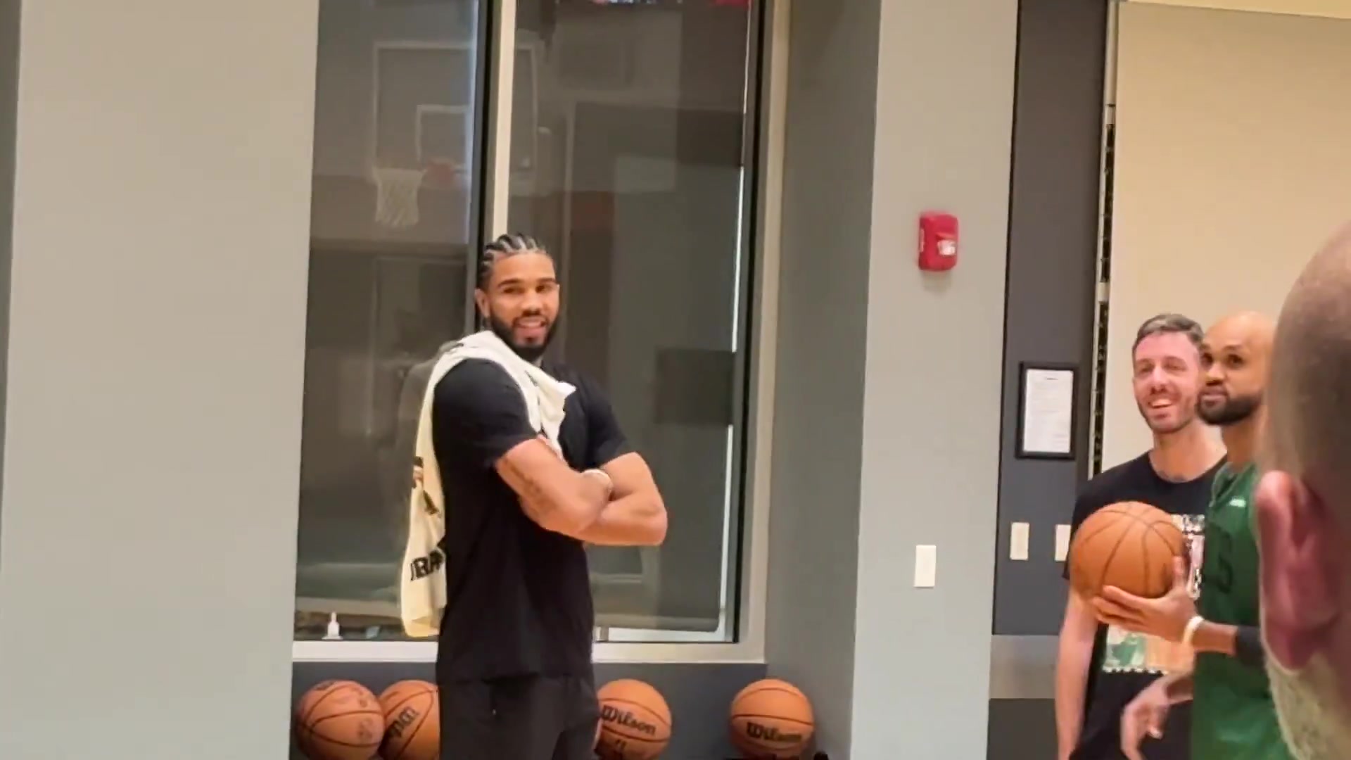 新發(fā)型亮眼！塔圖姆現(xiàn)身訓(xùn)練場(chǎng) 與懷特&新援安芬尼-西蒙斯聊天