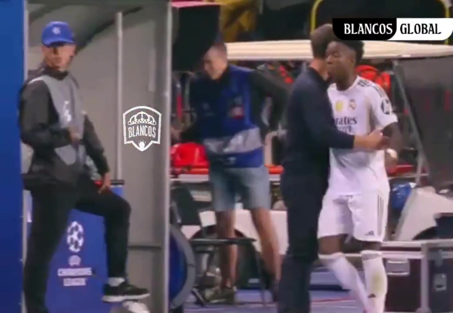 不滿馬斯坦托諾？維尼修斯被換下后一路喋喋不休，貝林厄姆一直勸