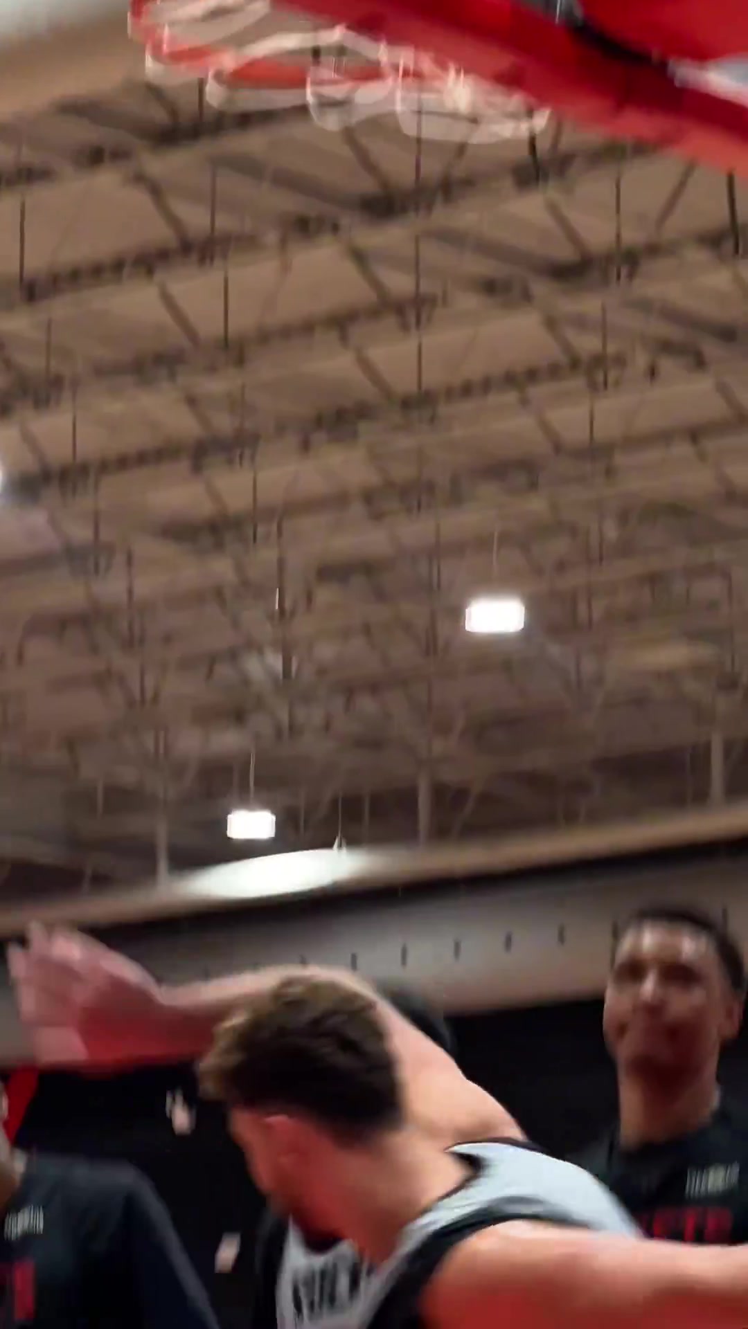 哈哈！申京隔扣&顏射亞當斯后被后者鎖喉 社媒曬照挑釁：就隔扣你