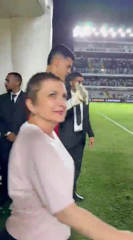 公益??桑托斯球員賽前與11名女性一起出場，以宣傳抗擊乳腺癌